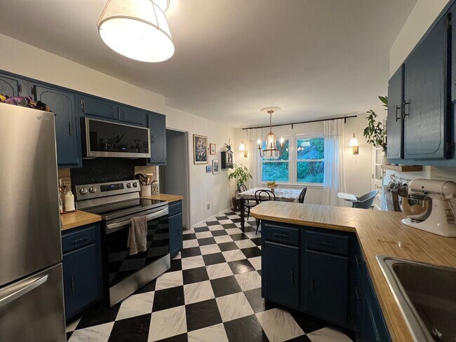 Building Photo - Spacious Well Maintained 3 Bedroom 2.5-Bat...