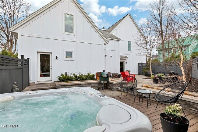 Building Photo - 18 Granite St