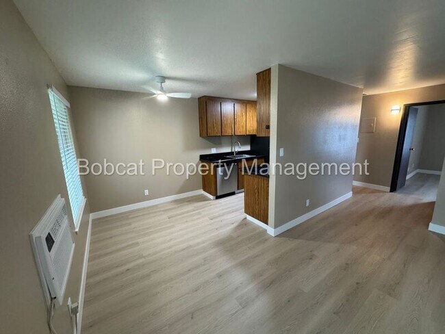 Building Photo - 400 S Saliman Rd