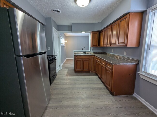 Building Photo - 16401 Home Ave