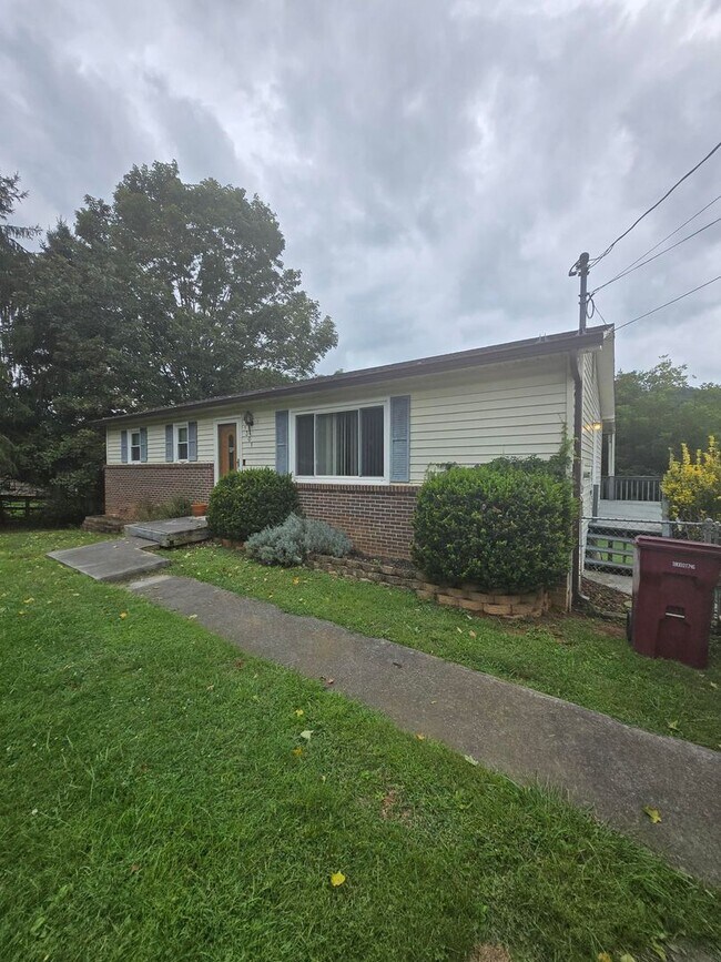 Building Photo - For Rent – 1304 Cobble Stone Court, Johnson City, TN