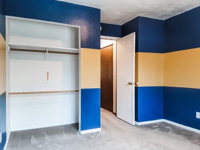 Building Photo - 4 Bed/ 2 Bath Townhome!