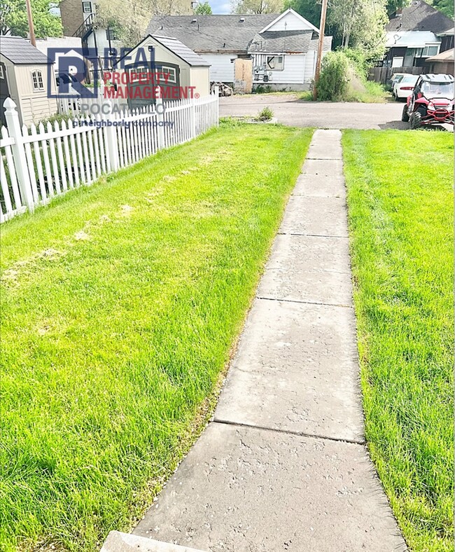 Building Photo - 4 Bedroom 1.5 Bath Townhome
