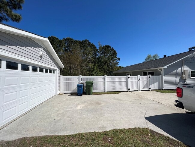 Building Photo - Remodeled 3 bedroom/2 bathroom home with d...