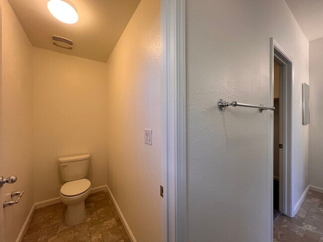 Building Photo - Luxurious 4 bedroom 3 bath family home in ...