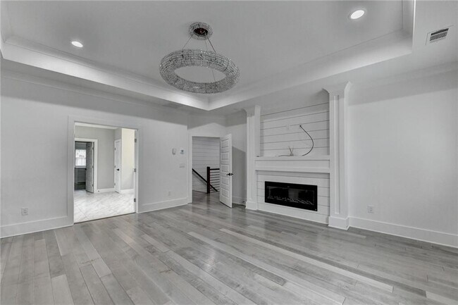 Building Photo - 960 Nours Cir SE