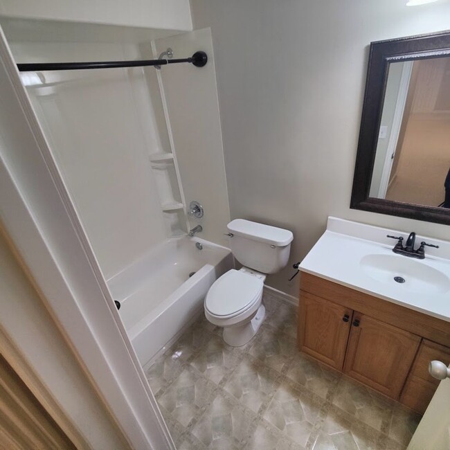 Building Photo - 5 Bed/3 Bath Townhome for Rent in Cedar Hi...