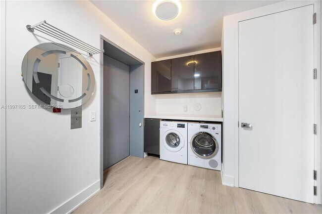 Building Photo - 5959 Collins Ave