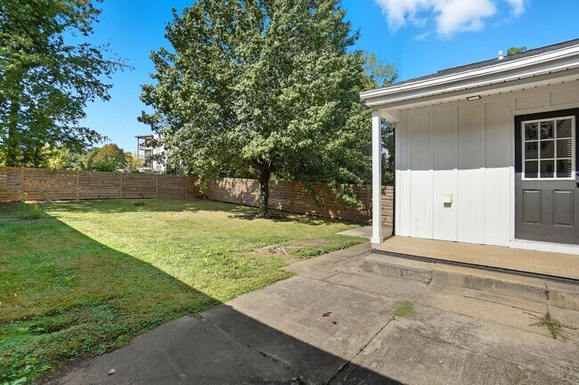Building Photo - Beautifully Renovated 3-Bedroom with Fence...