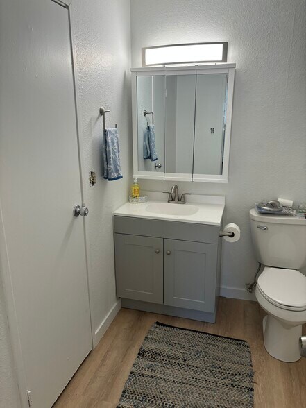 Building Photo - 501 Golden Cir