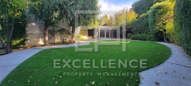 Building Photo - Spacious 5/3 Home With Fully Updated Kitchen, Over 2500SF of Space, Pets Negotiable