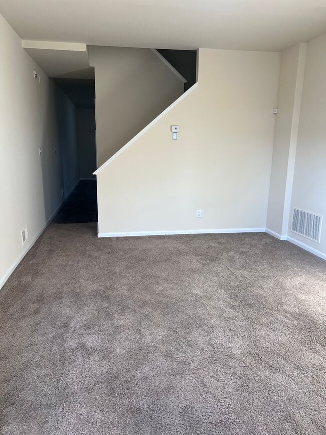 Building Photo - Charming 3BR Townhome