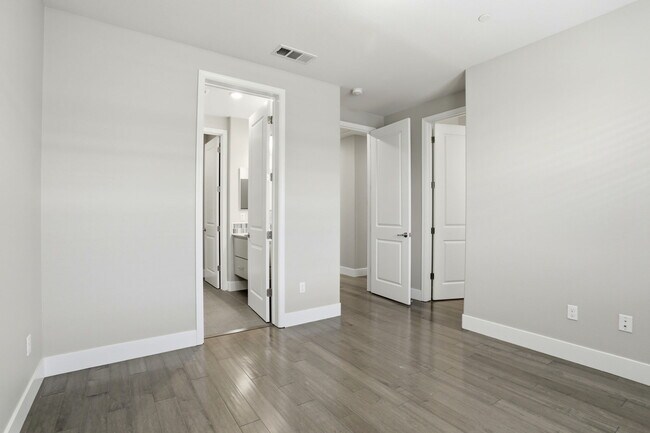 Building Photo - 621 Cinnamon Cir