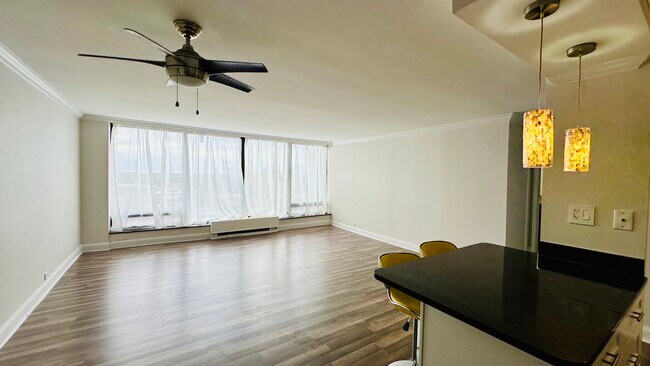 Building Photo - 5445 N Sheridan Rd