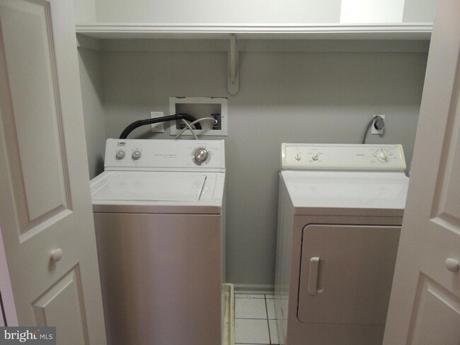 Building Photo - 404 Pinebrooke Cir