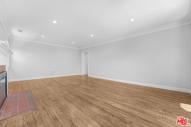 Building Photo - 2383 Panorama Terrace