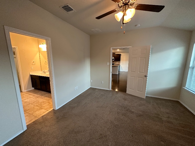 Building Photo - 2809 Skinner Dr