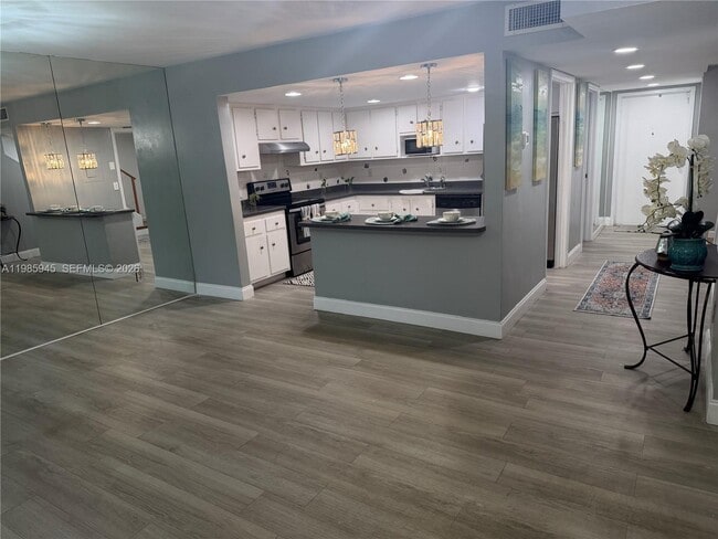 Building Photo - 3962 Inverrary Dr