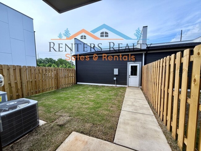 Building Photo - Stunning 2 Bedroom with Courtyard