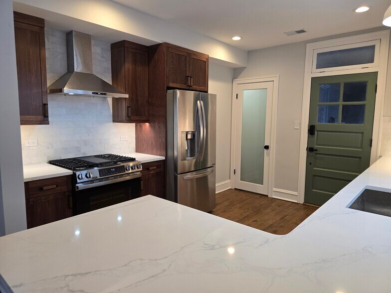 Building Photo - 240 Lathrop Ave