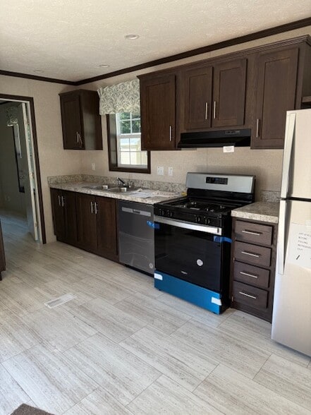 Building Photo - 25 Austin Dr