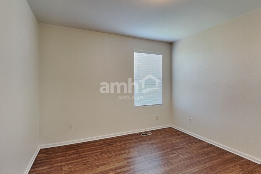 Building Photo - 16322 E 104th Way