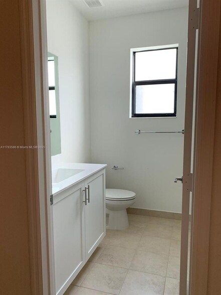 Building Photo - 1631 SW 28th St