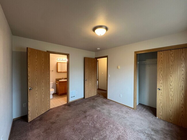 Building Photo - 3-bedroom, 2-bath lower unit in Ferndale--...