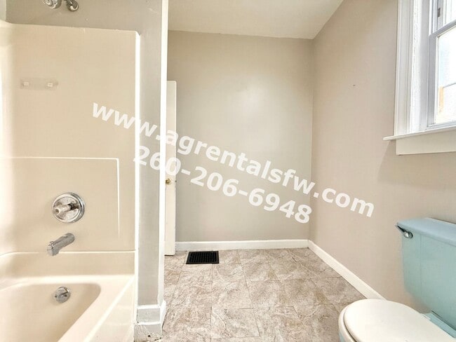 Building Photo - 4 Bedroom House