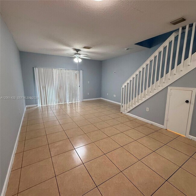 Building Photo - 8811 S Isles Cir