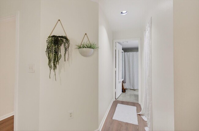 Building Photo - 1100 Scotia Dr