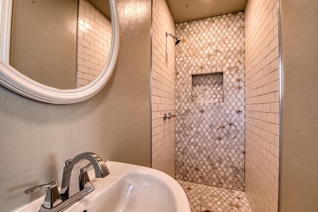 Building Photo - 808 Butler St
