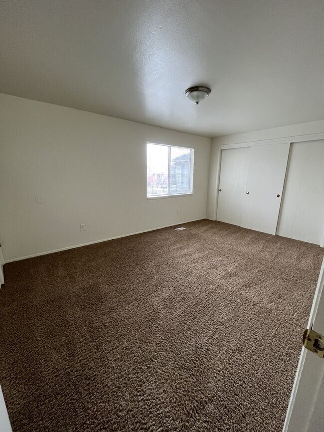 Building Photo - 118 W Colby Ln