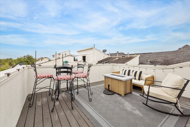 Building Photo - 5644 Darling St