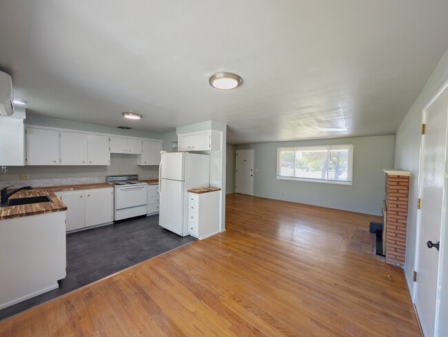 Building Photo - 1117 NW Oak Ave