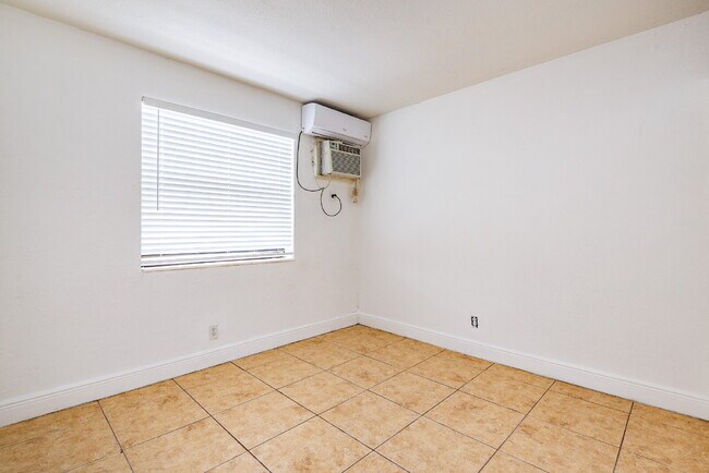 Building Photo - Charming 1-Bedroom Apartment in the Heart ...