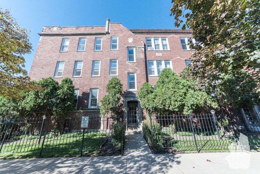 Building Photo - 3040 W Wellington Ave