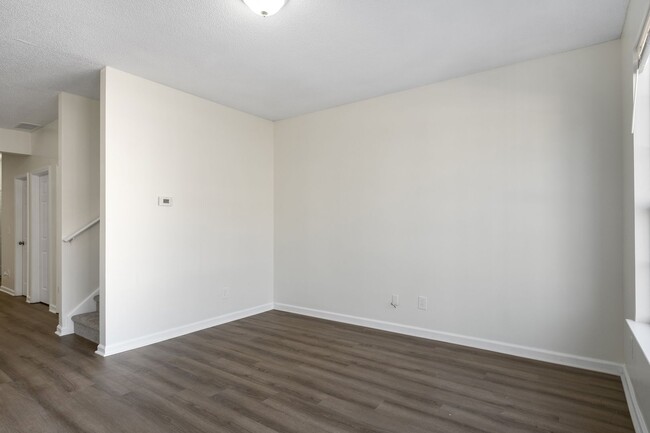 Building Photo - Beautiful Upgraded Townhome!