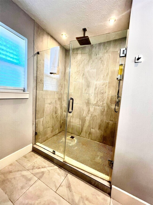 Building Photo - 5719 Viking Dr