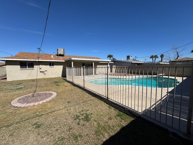 Building Photo - Spacious 4bdm 2Ba Tempe Home with New Kitchen and a Pool!