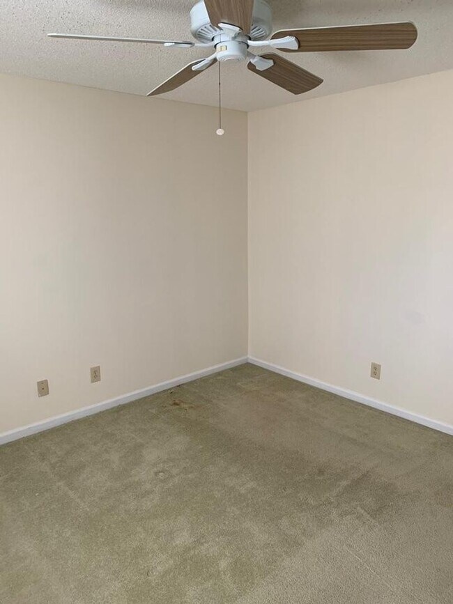 Building Photo - 2 bedroom 2 bath condo. Second Floor $1350/month