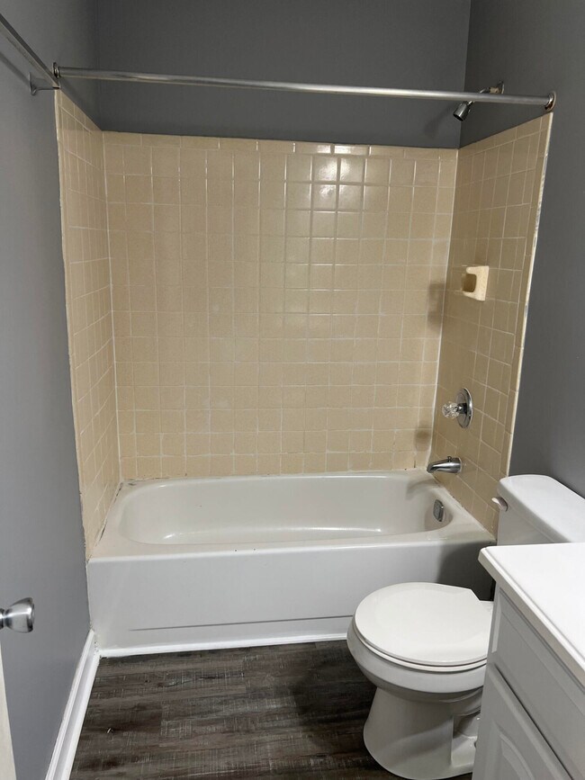 Building Photo - 421 Redding Rd