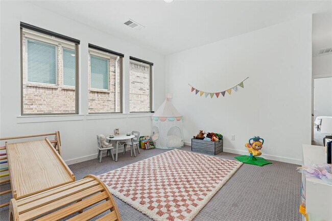 Building Photo - 233 Bridgewater Ave