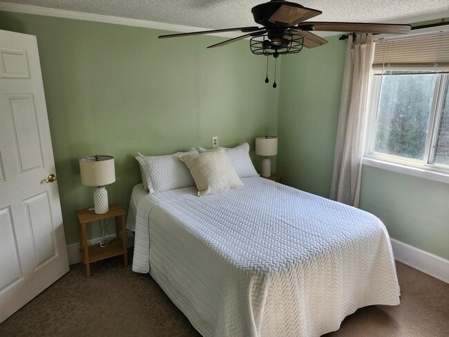 Building Photo - Large 4 BR, 2 Bath Country Home and Workshop