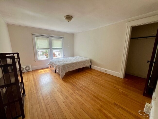 Building Photo - 5 bed 2 bath near Tuffts....