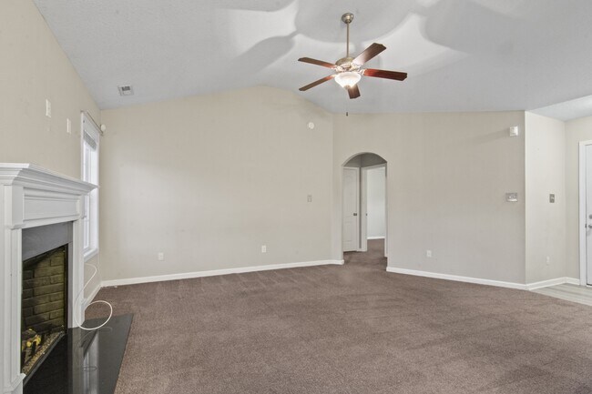 Building Photo - 752 Radiant Dr