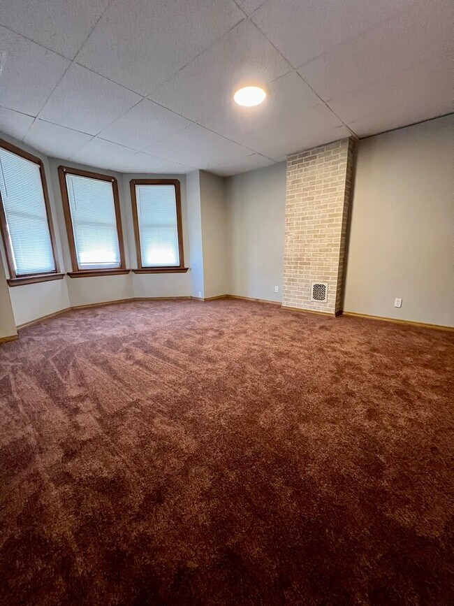 Building Photo - 502 Buttonwood St