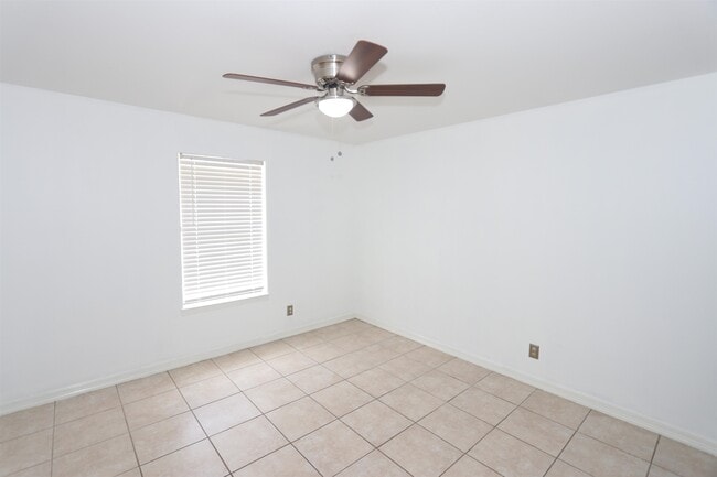 Building Photo - 609 St James Ct
