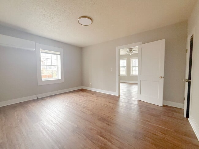 Building Photo - Single-Level 1-Bedroom Duplex with Yard and Covered Porch in Sparta