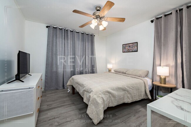 Building Photo - HALF-OFF DEPOSIT SPECIAL! Furnished 2 Bedr...